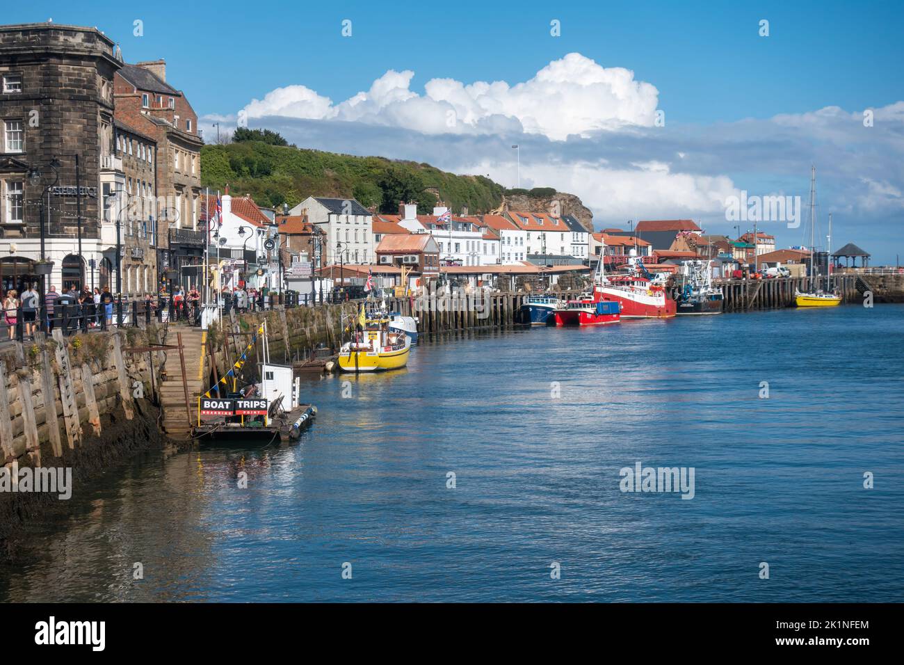 Whitby Harbour, North Yorkshire, Angleterre, Royaume-Uni – un port de pêche historique et une destination touristique populaire. Banque D'Images Whitby Harbour, North Yorkshire, Angleterre, Royaume-Uni – un port de pêche historique et une destination touristique populaire. Banque D'Images
