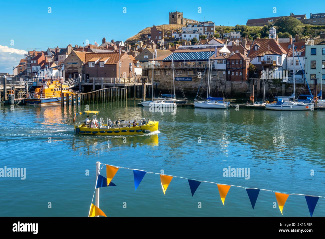 Whitby Harbour, North Yorkshire, Angleterre, Royaume-Uni – un port de pêche historique et une destination touristique populaire. Banque D'Images Whitby Harbour, North Yorkshire, Angleterre, Royaume-Uni – un port de pêche historique et une destination touristique populaire. Banque D'Images