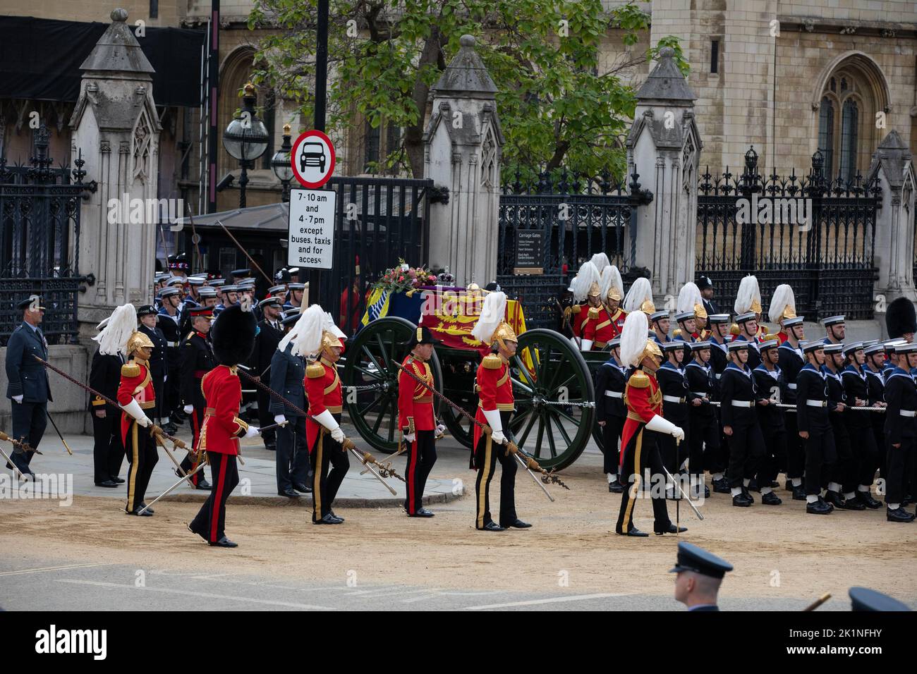 Londres, Angleterre. 19th septembre 2022. Le cercueil de la reine Elizabeth II quitte le palais de Westminster pour la Funera d'État du monarque à l'abbaye de Westminster. Le long monarque régnant était mort sur 8 septembre. Credit: Kiki Streitberger / Alamy Live News Banque D'Images