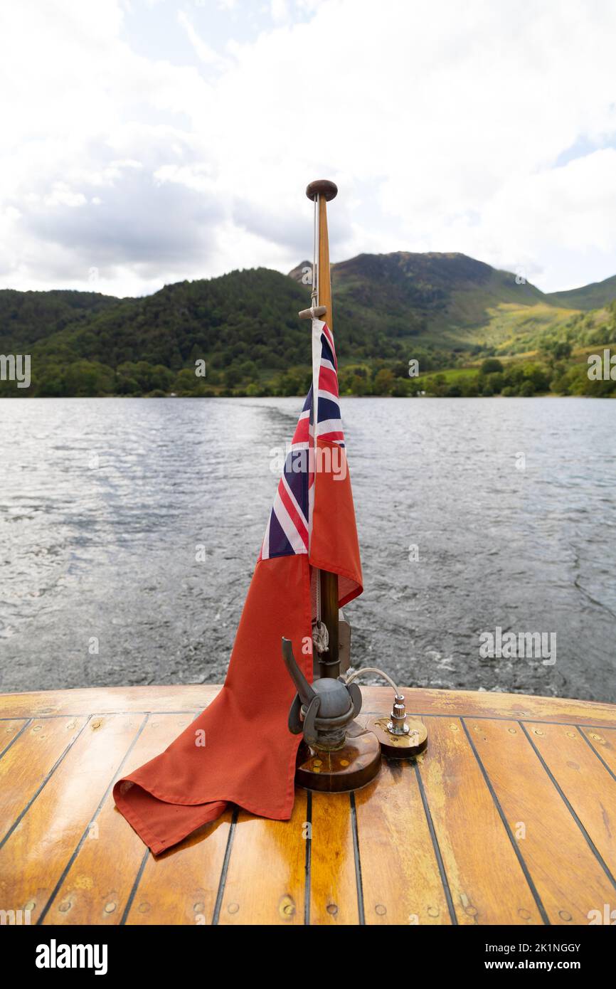 Union Jack Ensign à l'arrière d'un bateau.Ceci est un drapeau rouge avec l'Union Jack dans le canton. Banque D'Images
