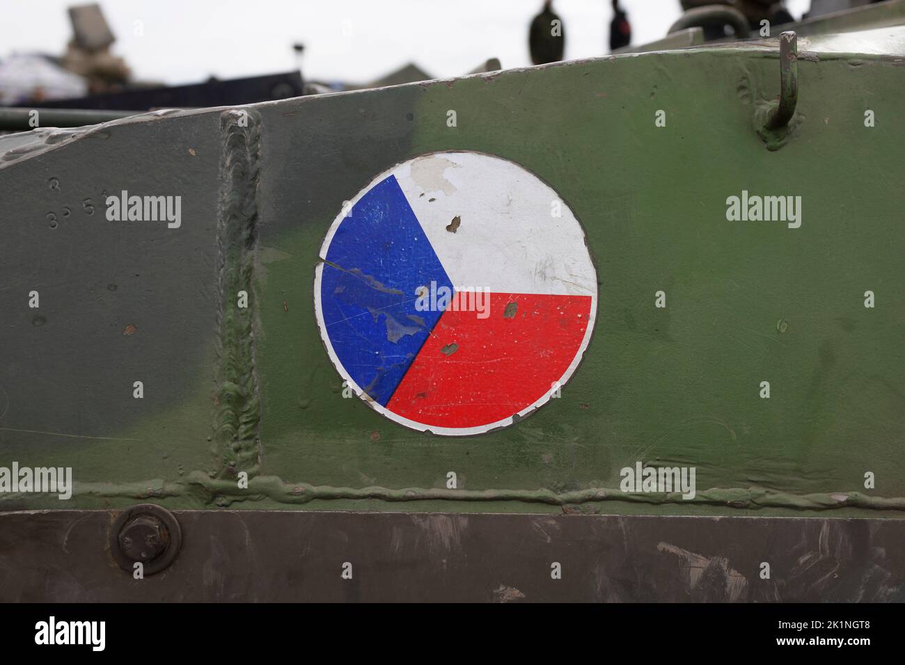 Drapeau de la République tchèque sur fond kaki vert - les forces armées tchèques et l'armée tchèque. Puissance militaire et défense de l'État et du pays. L'ancien signe est l'âge Banque D'Images