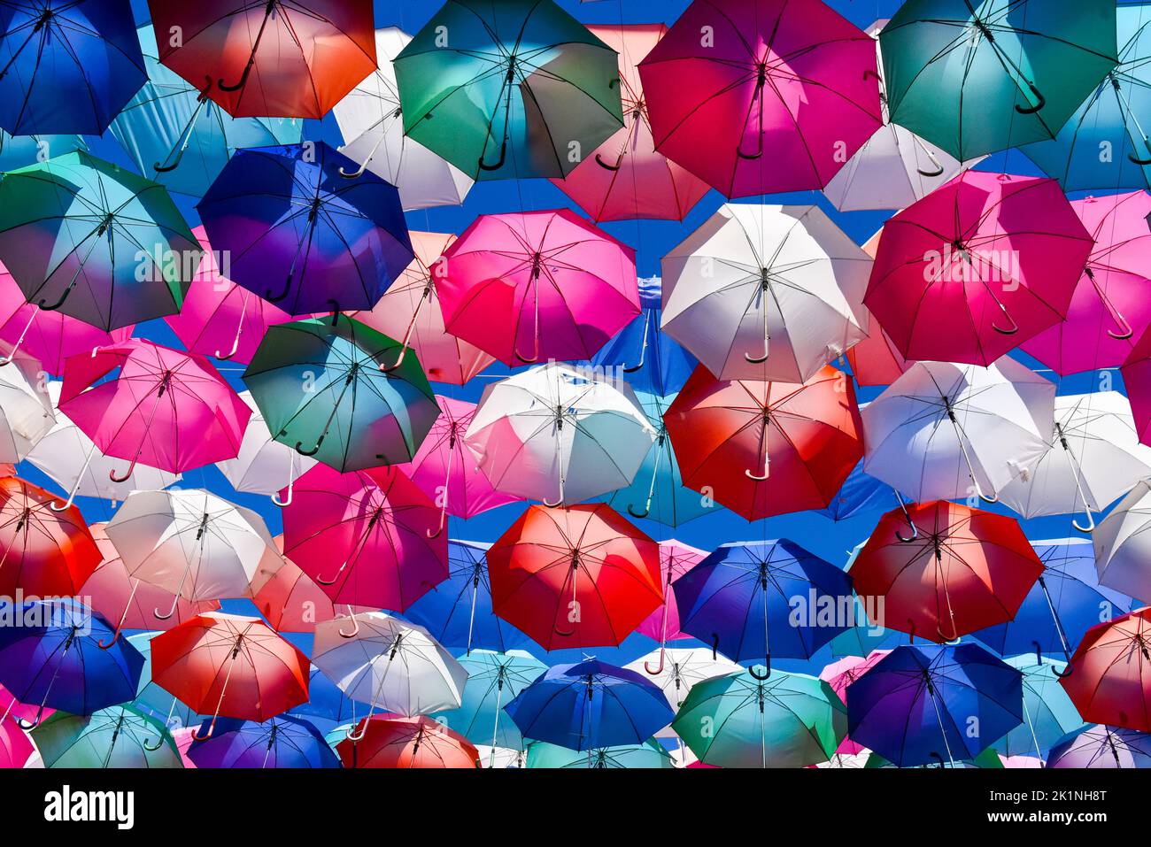 Parasols multicolores contre le ciel Banque D'Images