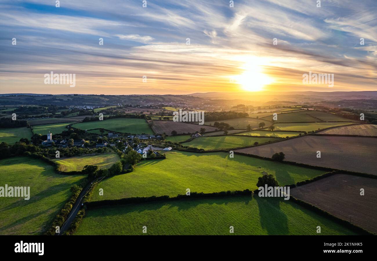 Coucher de soleil sur les terres agricoles et les champs d'un drone, Devon, Angleterre, Europe Banque D'Images
