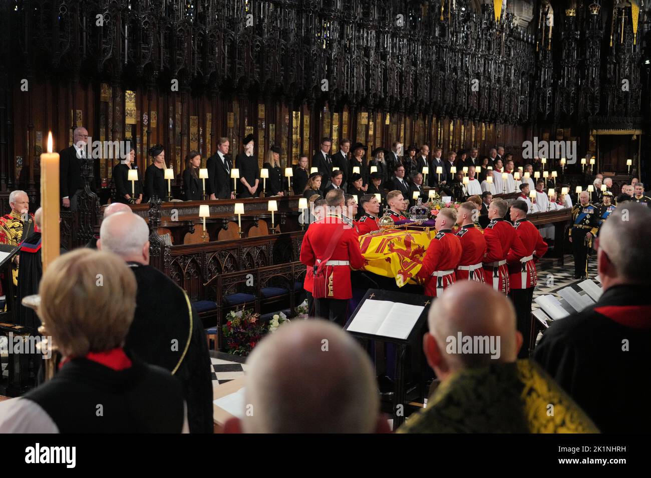 Le clergé et les membres de la famille royale observent que la partie au porteur place le cercueil du monarque tardif sur la catafalque pendant le service de committal de la reine Elizabeth II qui a eu lieu à la chapelle Saint-George à Windsor Castle, Berkshire. Date de la photo: Lundi 19 septembre 2022. Banque D'Images