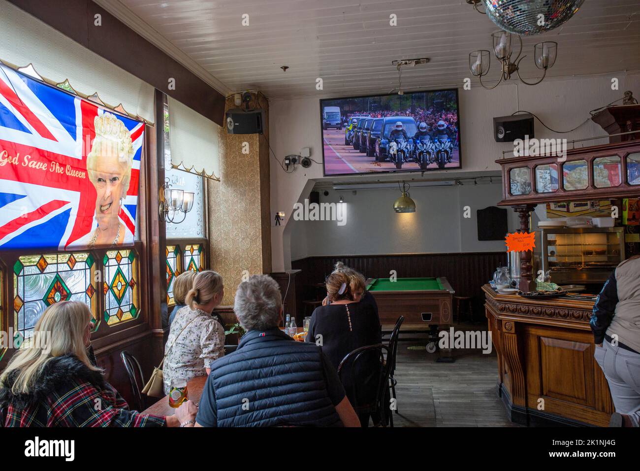 Londres, Royaume-Uni, lundi 19th septembre 2022. Les clients qui regardent le funérailles d'État de la reine Elizabeth II du pub Turners Old Star à l'est de Londres. La reine Elizabeth II, le monarque le plus ancien de Grande-Bretagne, est morte sur 8 septembre 2022, après 70 ans sur le trône. Elle était 96.photo Horst A. Friedrichs Alay Live News Banque D'Images