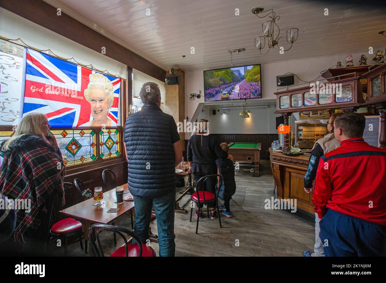 Londres, Royaume-Uni, lundi 19th septembre 2022. Les clients qui regardent le funérailles d'État de la reine Elizabeth II du pub Turners Old Star à l'est de Londres. La reine Elizabeth II, le monarque le plus ancien de Grande-Bretagne, est morte sur 8 septembre 2022, après 70 ans sur le trône. Elle était 96.photo Horst A. Friedrichs Alay Live News Banque D'Images