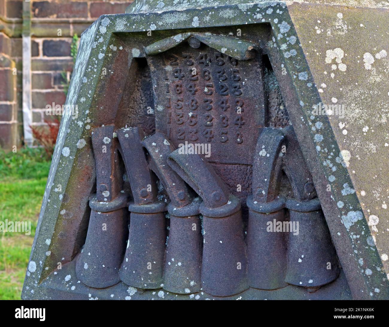 Eglise St Michael et All Angels, paroisse de Mottram, surplombant le village de Mottram à Longdendale, Hyde, Tameside, Manchester, Angleterre, Royaume-Uni, SK14 6JL Banque D'Images