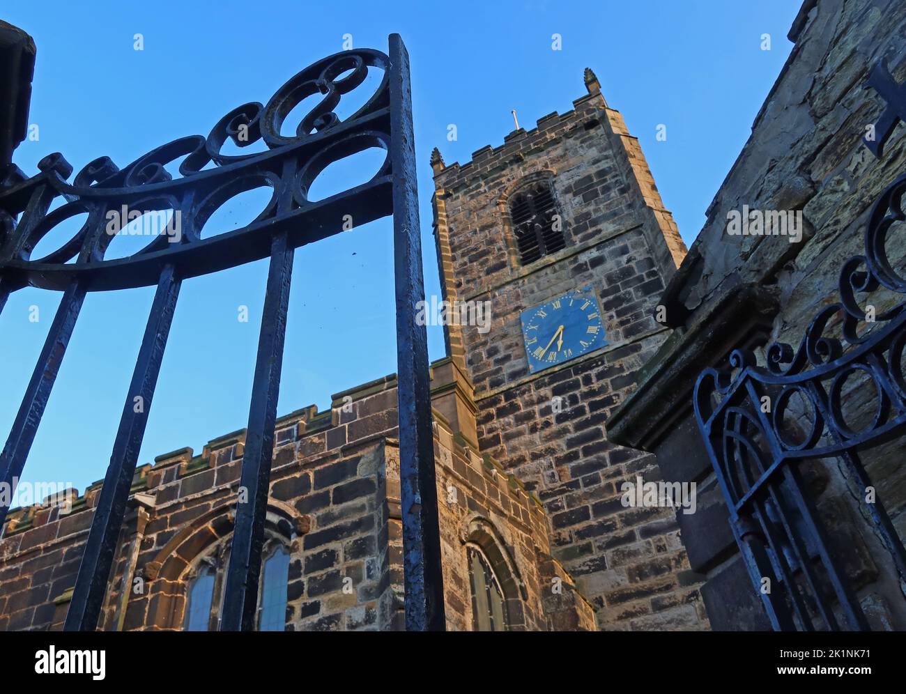 Porte de l'église St Michel et All Angels, paroisse de Mottram, surplombant le village de Mottram à Longdendale, Hyde, Tameside, Manchester, Angleterre, Royaume-Uni, SK14 6JL Banque D'Images