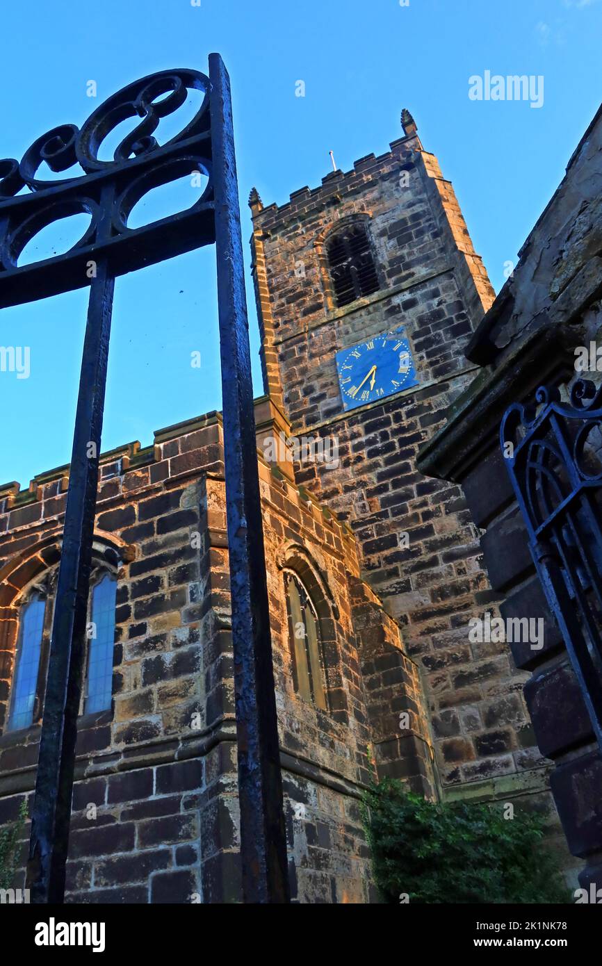 Porte de l'église St Michel et All Angels, paroisse de Mottram, surplombant le village de Mottram à Longdendale, Hyde, Tameside, Manchester, Angleterre, Royaume-Uni, SK14 6JL Banque D'Images