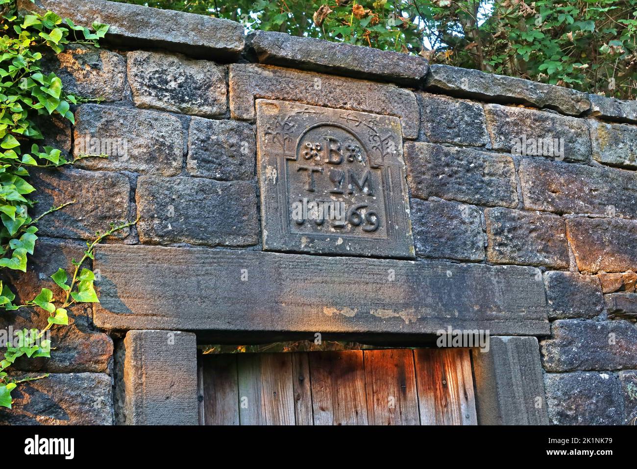 BTM St Michael et All Angels Church, paroisse de Mottram, surplombant le village de Mottram à Longdendale, Hyde, Tameside, Manchester, Angleterre, Royaume-Uni, SK14 6JL Banque D'Images