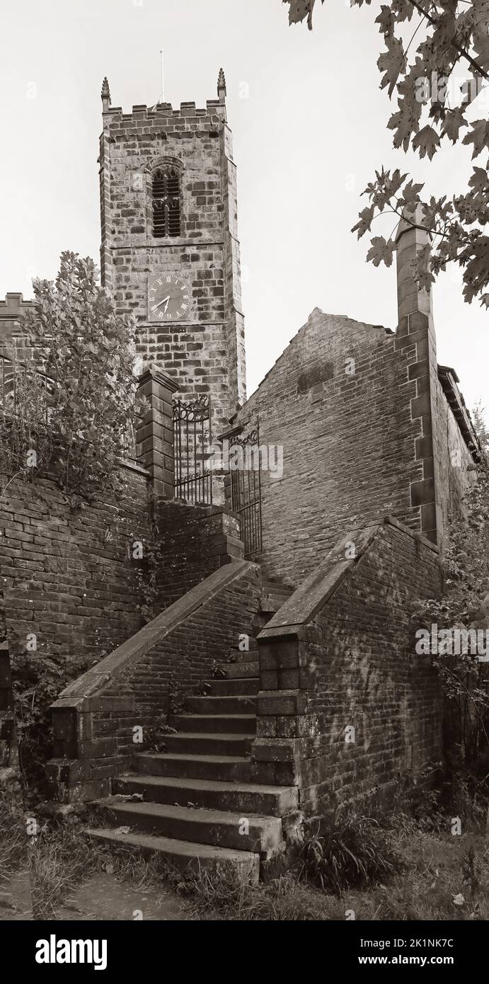 Eglise St Michael et All Angels, paroisse de Mottram, surplombant le village de Mottram à Longdendale, Hyde, Tameside, Manchester, Angleterre, Royaume-Uni, SK14 6JL Banque D'Images