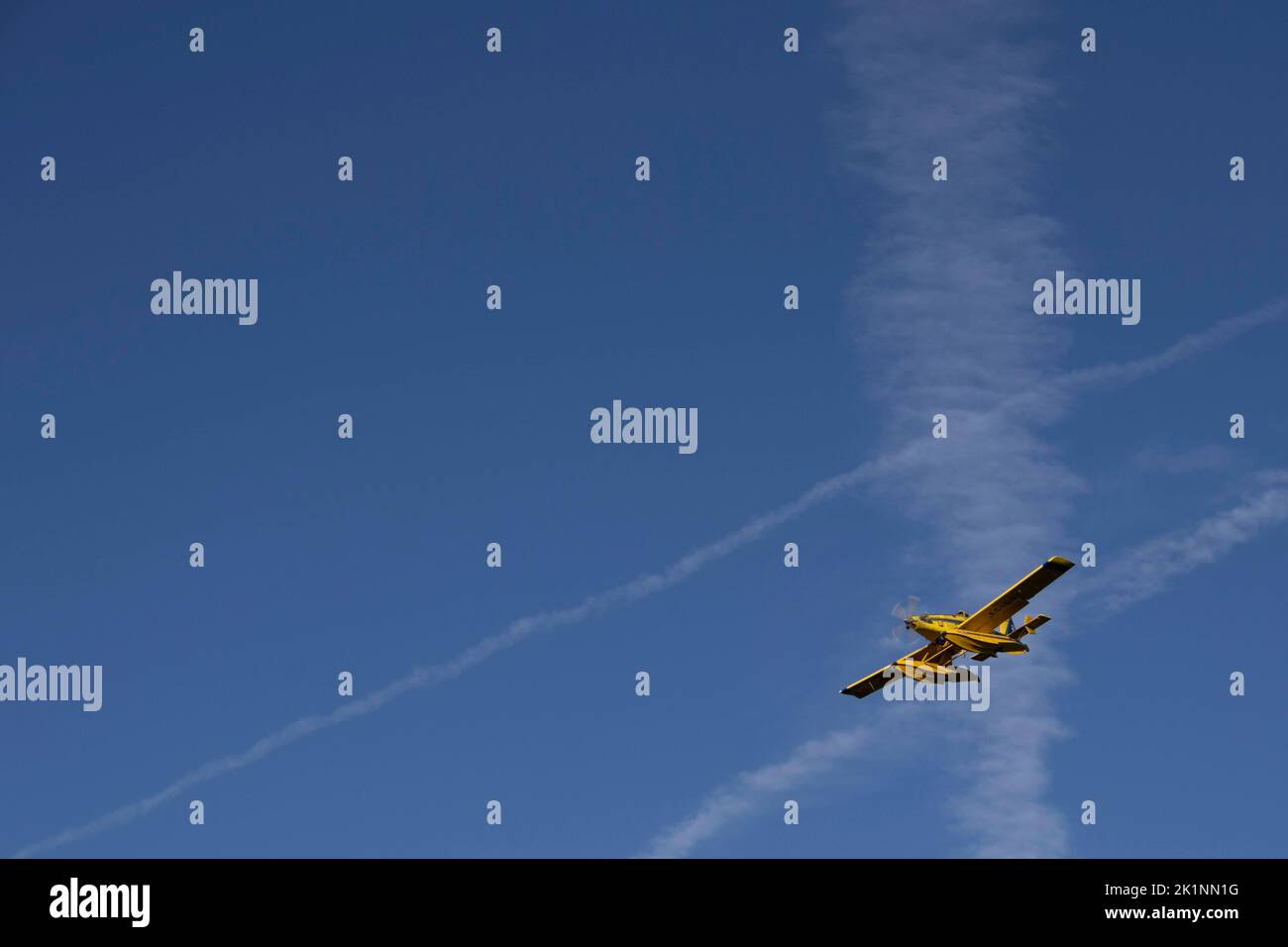 Guadalajara, Espagne, le 24th août 2022 : bombardier d'eau à la lutte contre l'incendie aérienne Banque D'Images