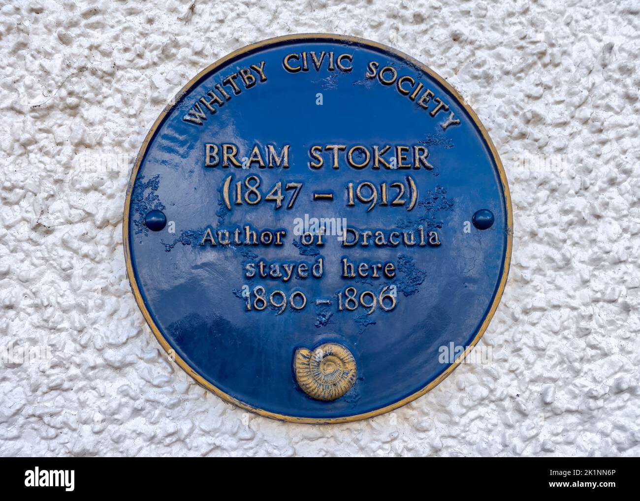 Marquage de la plaque où Bram Stoker, auteur de Dracula, est resté à Whitby, dans le North Yorkshire. Banque D'Images