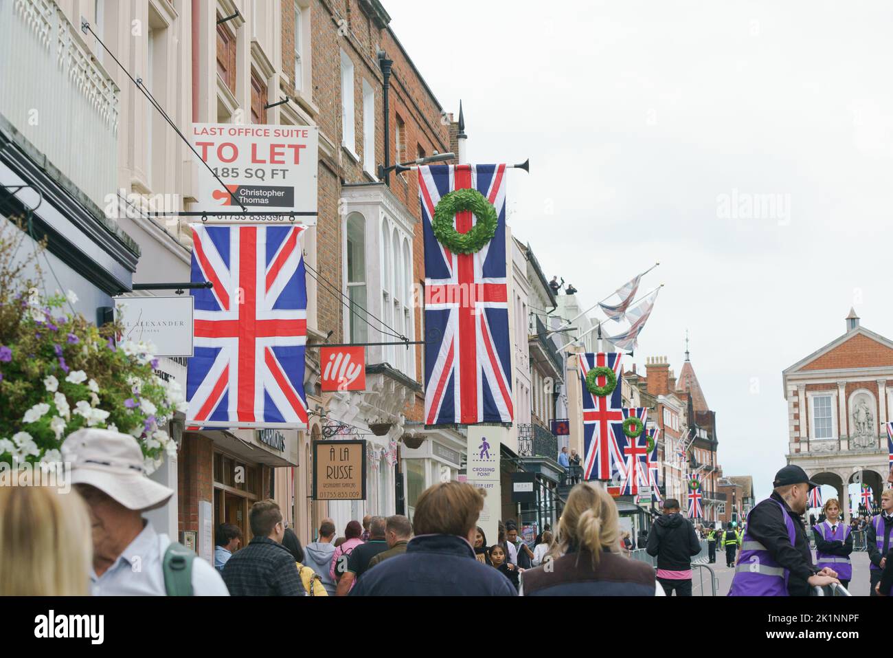 Windsor UK est habillée de prises syndicales suspendues dans tout le centre en l'honneur de la Reine Elizabeth II Banque D'Images