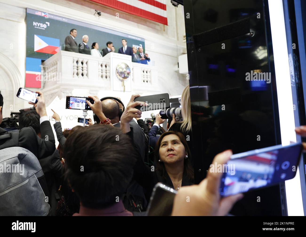 New York, États-Unis. 19th septembre 2022. Le président philippin Ferdinand Marcos Jr. Sonne la cloche de la Bourse de New York à Wall Street à New York lundi, 19 septembre 2022. Photo de John Angelillo/UPI crédit: UPI/Alay Live News Banque D'Images