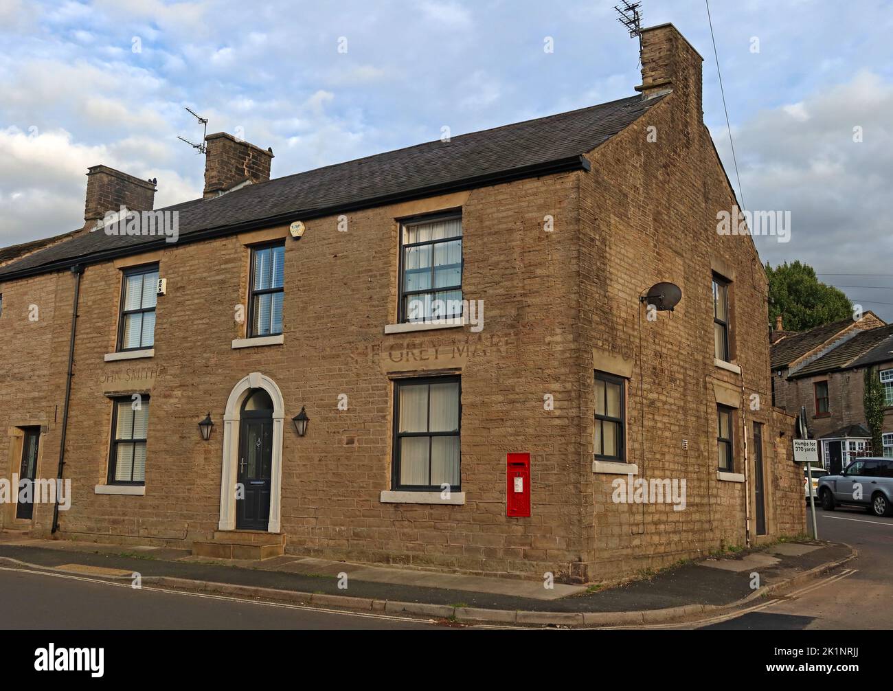 L'ex-pub Gray Mare avec panneau fantôme, 2 Glossop Road, Charlesworth, High Peak, Derbyshire, ANGLETERRE, ROYAUME-UNI, SK13 5EZ Banque D'Images