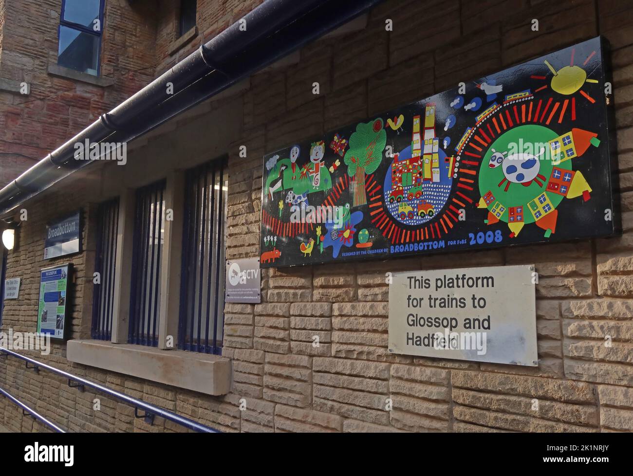 Platform FOBS 2008 Art., Broadbottom gare, Market Street, Broadbottom, Greater Manchester, Angleterre, Royaume-Uni, SK14 6AX Banque D'Images
