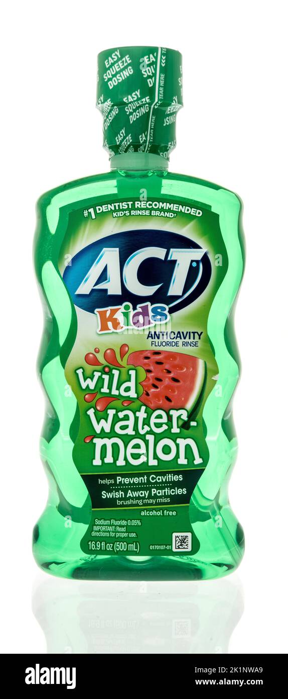 Winneconne, WISCONSIN - 18 août 2022 : une bouteille de MELON d'eau sauvage ACT pour les enfants se laver la bouche sur un fond isolé. Banque D'Images