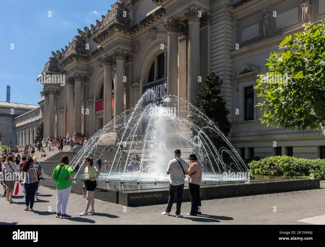Les gens à l'extérieur du Metropolitan Museum of Art (MET) Manhattan, New York, États-Unis Banque D'Images