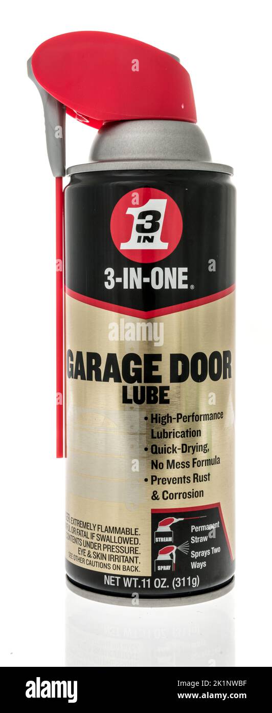 Winneconne, WISCONSIN - 6 septembre 2022 : une CAN de lubrifiant de porte de garage 3 en un sur un fond isolé. Banque D'Images