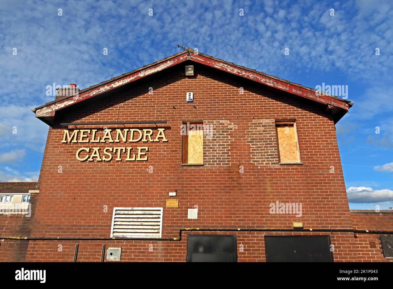Le Melandra Castle Pub, maintenant fermé et monté à bord, Winster Mews, Gamesley, Glossop, Derbyshire, SK13 Banque D'Images