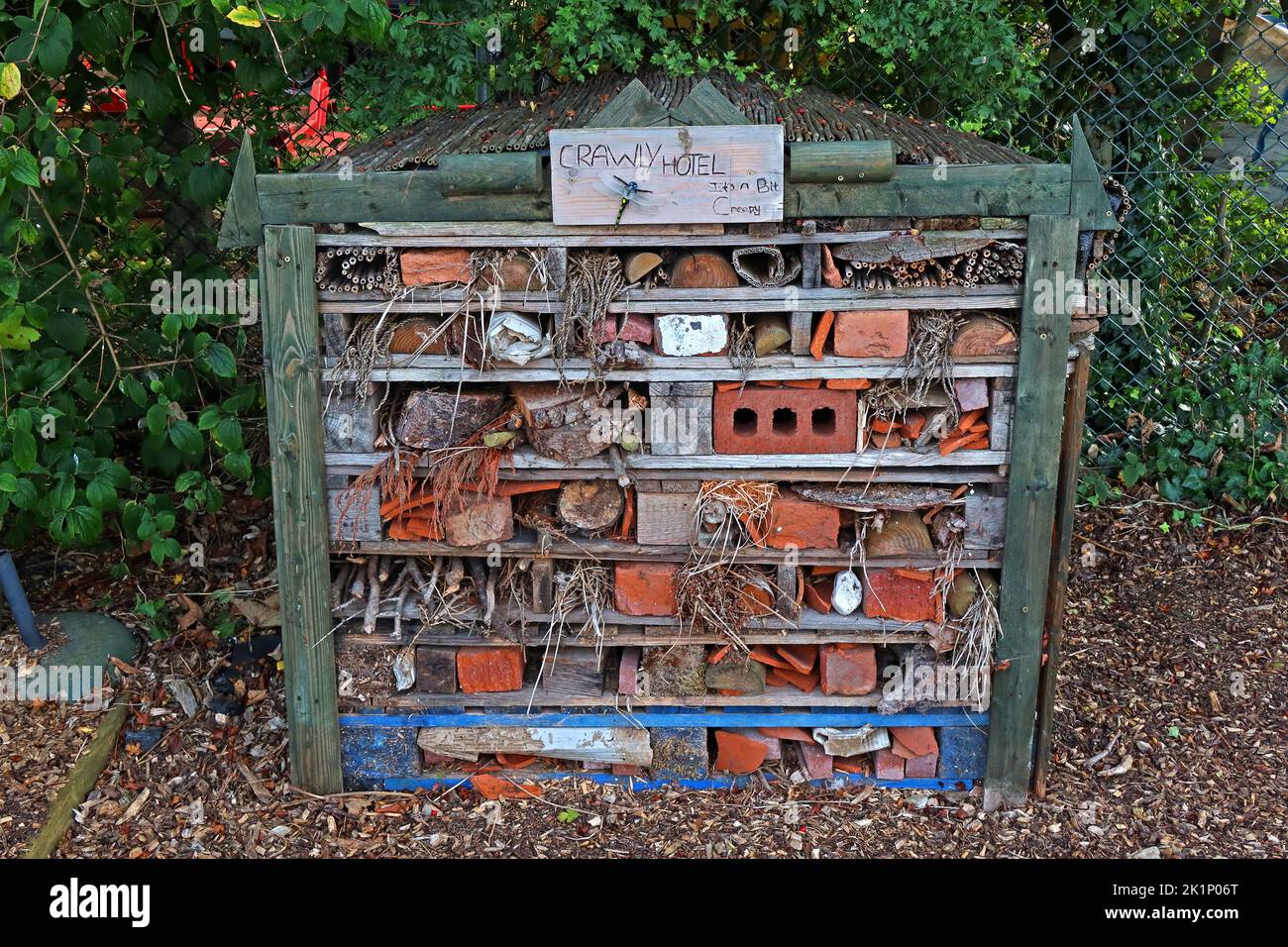 Bug Hotel à GAFA, Glossopdale action pour les allotements, Gamesley Estate, Melandra Castle Road, Gamesley, High Peak, Angleterre, ROYAUME-UNI, SK13 0BN Banque D'Images