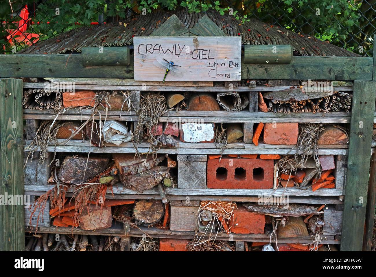 Bug Hotel à GAFA, Glossopdale action pour les allotements, Gamesley Estate, Melandra Castle Road, Gamesley, High Peak, Angleterre, ROYAUME-UNI, SK13 0BN Banque D'Images