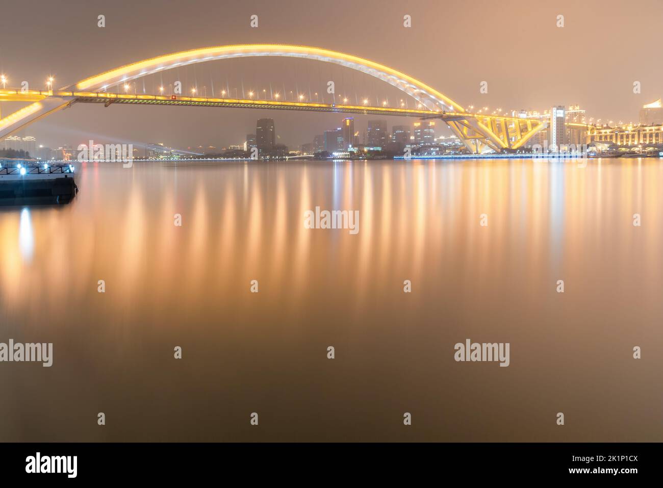 Vue nocturne du pont de Lupu sur le fleuve Huangpu à Shanghai, en Chine Banque D'Images