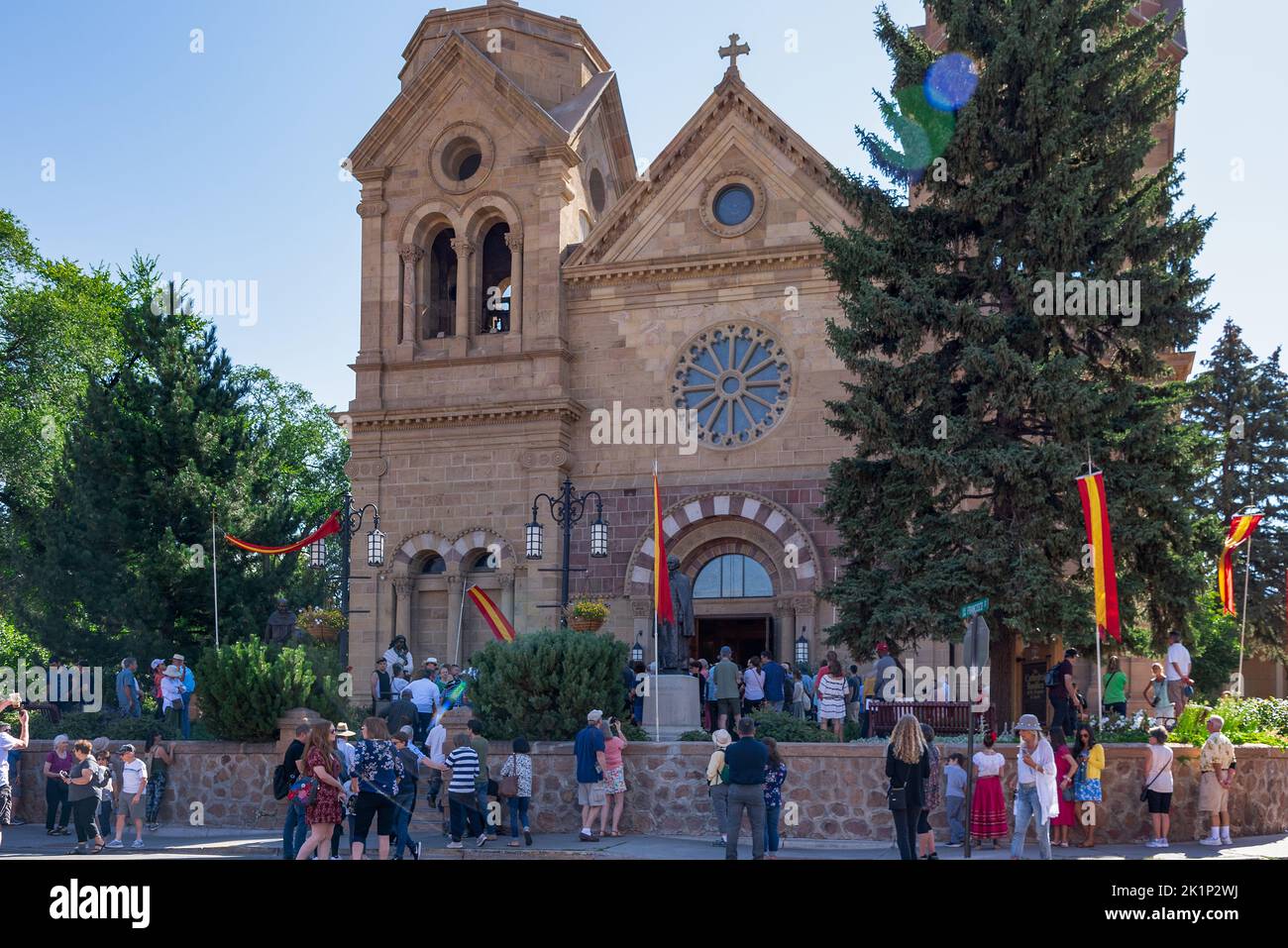 La foule devant la cathédrale Saint-François attend la procession cérémonielle pour arriver pendant la Fiesta de Santa Fe, Santa Fe, Nouveau-Mexique. Banque D'Images