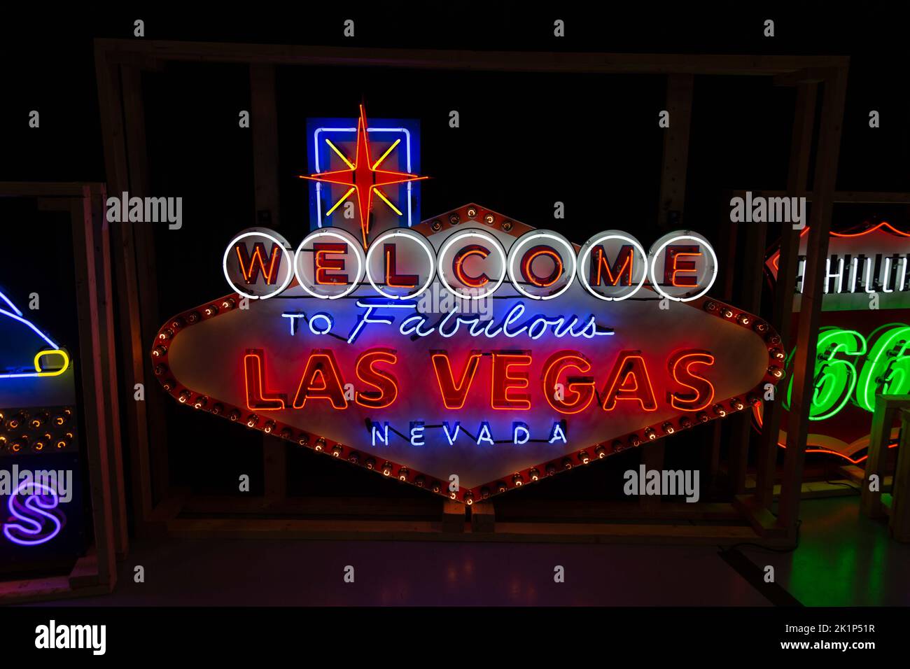 Un panneau néon « Bienvenue dans le fabuleux Las Vegas, Nevada » attend la vente aux enchères à Worldwide Auburn, Indiana, États-Unis. Banque D'Images