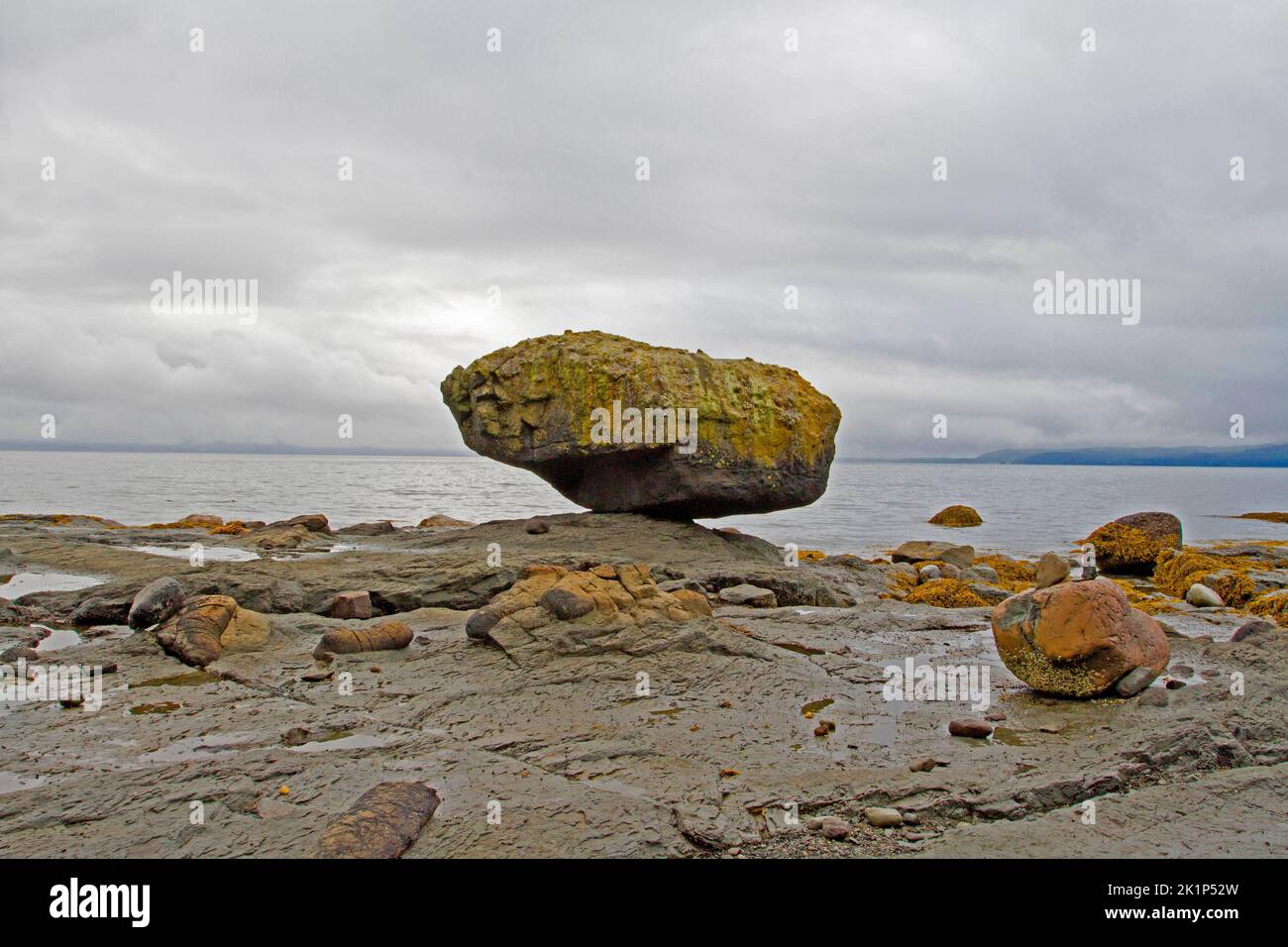 Balance Rock, une attraction touristique près de Skidegate, île Graham, Haida Gwaii (anciennement îles de la Reine-Charlotte), Colombie-Britannique, Canada. Banque D'Images