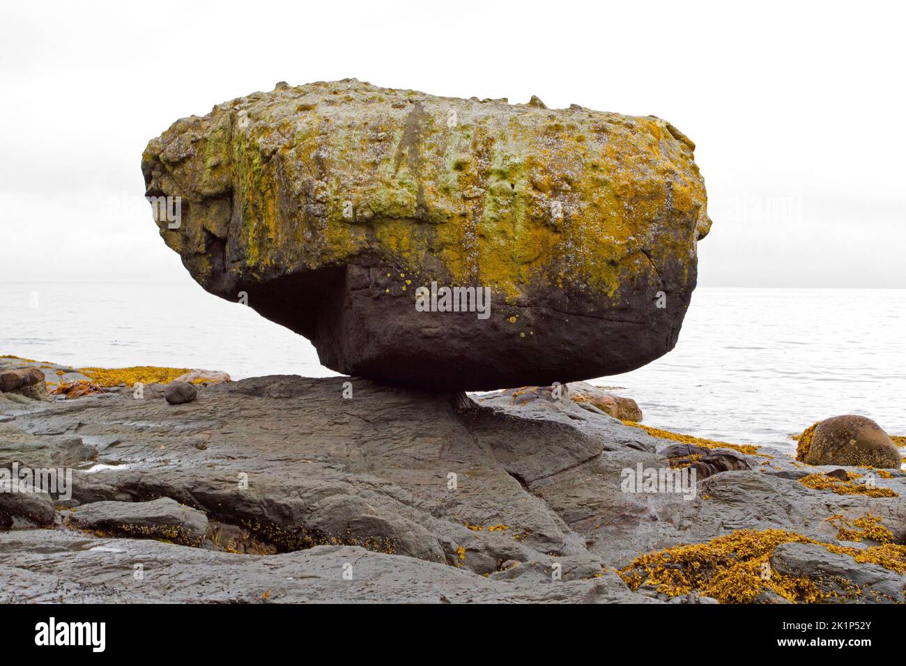 Gros plan de Balance Rock, une attraction touristique près de Skidegate, île Graham, Haida Gwaii (anciennement îles de la Reine-Charlotte) Colombie-Britannique, Canada. Banque D'Images