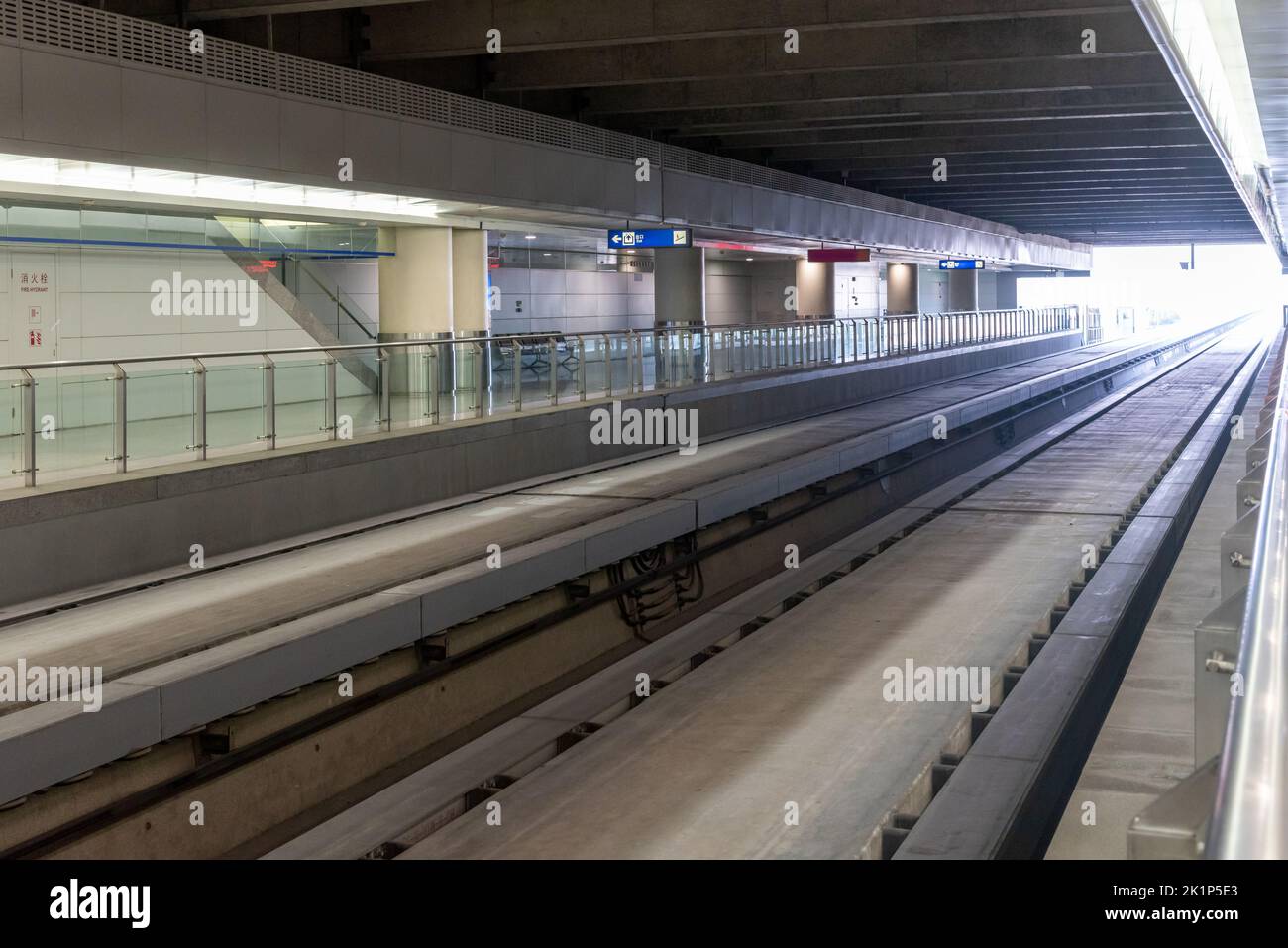 La gare de l'aéroport international de Shanghai Pudong, les voies de train Banque D'Images