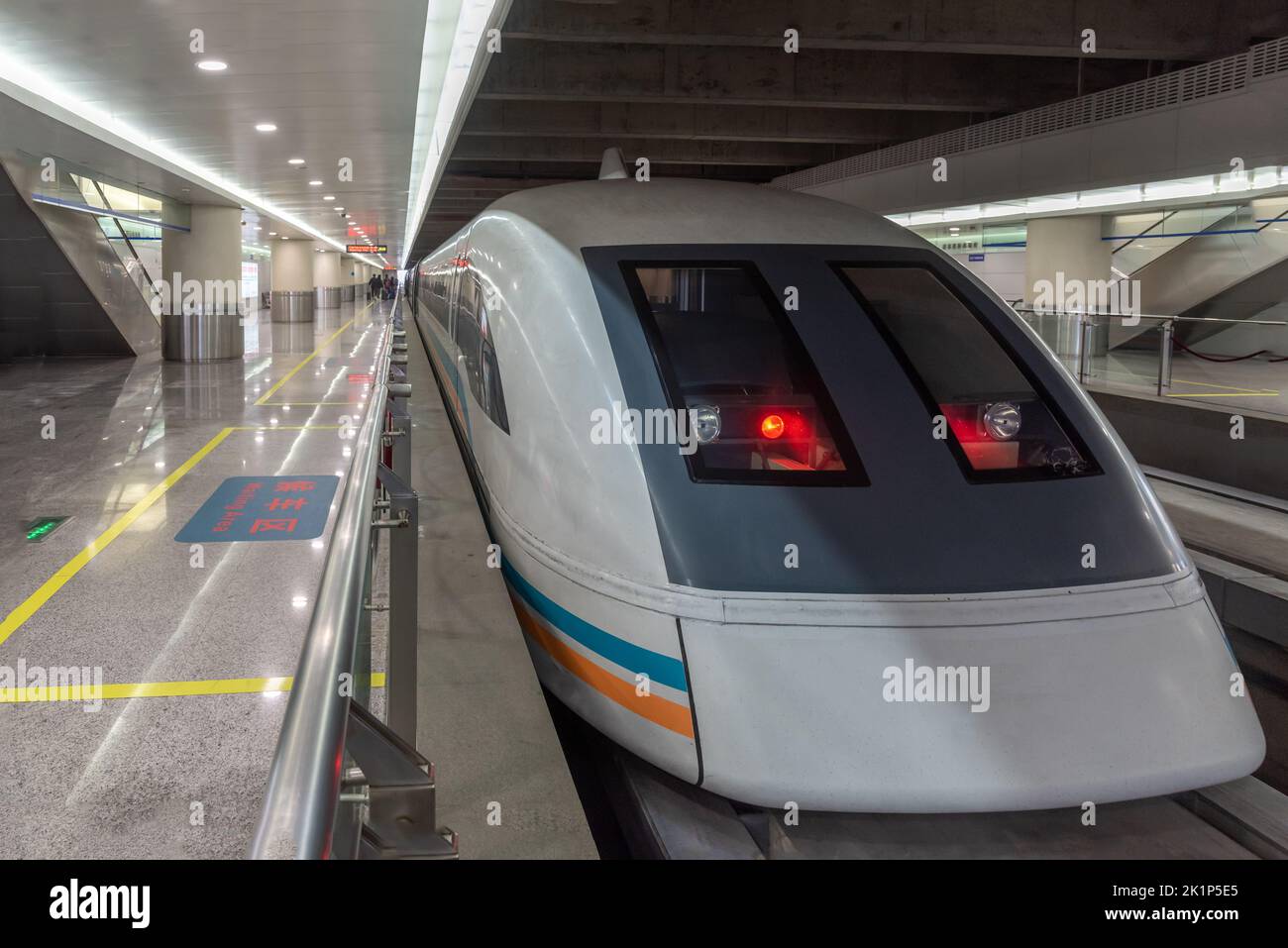 La gare de l'aéroport international de Shanghai Pudong, les voies de train Banque D'Images