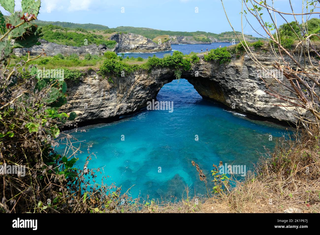 Indonesia Penida Island - Broken Beach - baie épique avec une énorme arcade rocheuse Banque D'Images