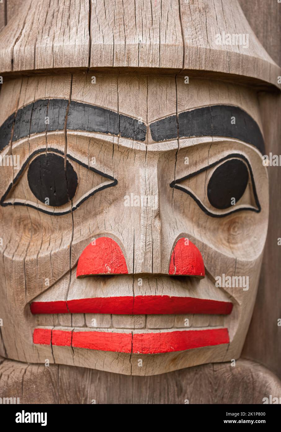 Gros plan sur l'utilisation d'un poteau en bois totem pour le fond. Mâts totémiques indiens dans le parc de Nanaimo, Canada. Voyager photo, copier espace pour le texte, personne Banque D'Images