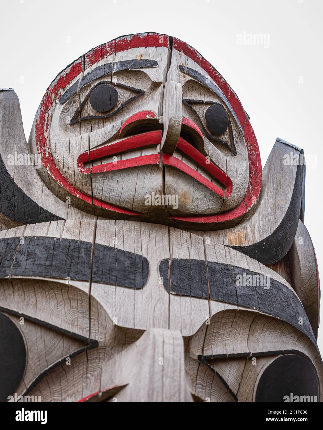 Poteau en bois totem isolé sur fond bleu ciel. Totems indiens dans le parc de White Rock, Canada. Voyager photo, copier espace pour le texte, personne Banque D'Images