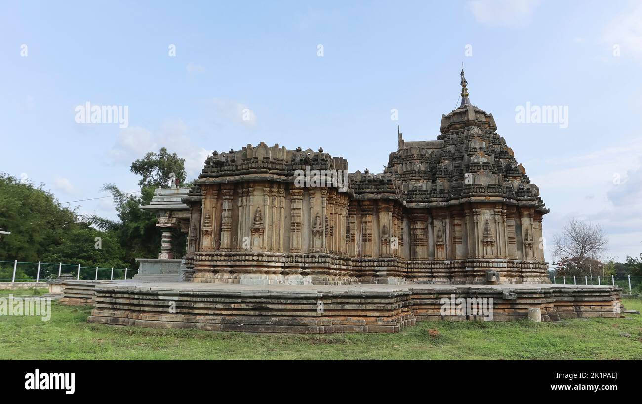 Vue sur le temple Shree Yoga Madhava, Settikere, Tumkur, Karnataka, Inde. Banque D'Images