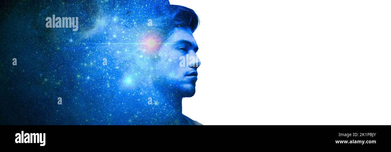 silhouette de l'homme face sur l'espace. Univers à l'intérieur. Silhouette de l'homme avec l'espace comme cerveau. Sujets scientifiques et philosophiques. Espace de copie. Lumière bleue. Banque D'Images