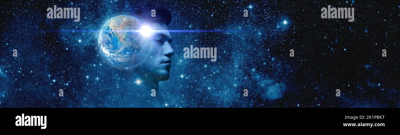 Silhouette de l'homme avec la planète Terre sur l'espace. Univers à l'intérieur. Silhouette de l'homme avec l'espace comme cerveau. Sujets scientifiques et philosophiques. Éléments de Banque D'Images