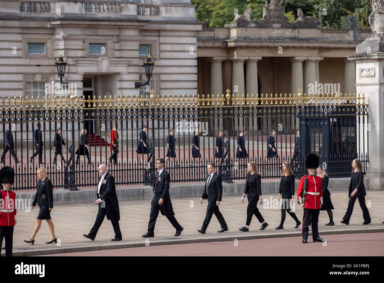 Londres, Royaume-Uni. 19th septembre 2022. Le personnel du palais de Buckingham se tient devant le devant de l'hôtel, prêt à rendre hommage à la reine Elizabeth II de HRM lors de la dernière parade devant le palais sur l'arche de Wellington. Crédit : Jeff Gilbert/Alay Live News crédit : Jeff Gilbert/Alay Live News Banque D'Images