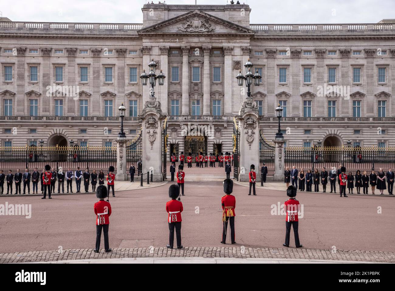 Londres, Royaume-Uni. 19th septembre 2022. PHOTO:JEFF GILBERT Buckingham Palace personnel se tient devant l'avant prêt à rendre hommage à HRM Queen Elizabeth II lors de la dernière parade devant le Palais sur Wellington Arch. Crédit : Jeff Gilbert/Alamy Live News Banque D'Images