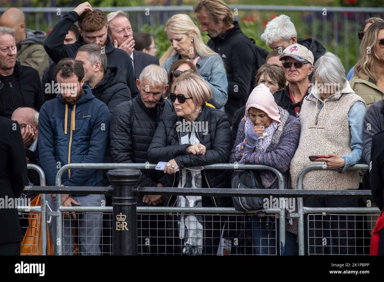 Londres, Royaume-Uni. 19th septembre 2022. Les gens montrent leur émotion le long de la galerie marchande pendant le service final du service funéraire de la Reine Elizabeth de HRM. Crédit : Jeff Gilbert/Alay Live News crédit : Jeff Gilbert/Alay Live News Banque D'Images