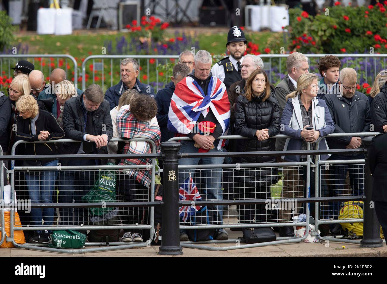 Londres, Royaume-Uni. 19th septembre 2022. Les gens montrent leur émotion le long de la galerie marchande pendant le service final du service funéraire de la Reine Elizabeth de HRM. Crédit : Jeff Gilbert/Alay Live News crédit : Jeff Gilbert/Alay Live News Banque D'Images