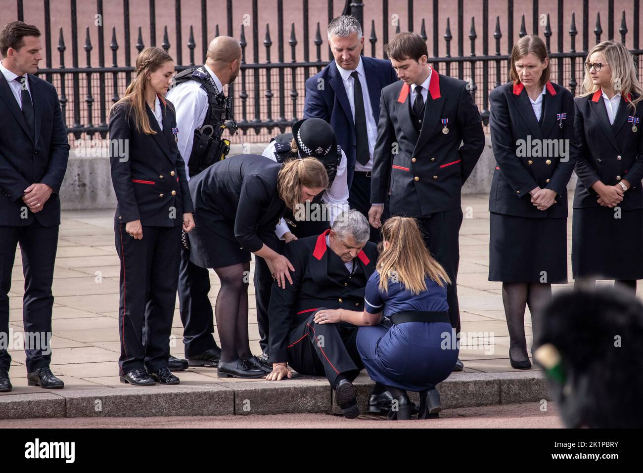 Londres, Royaume-Uni. 19th septembre 2022. Un membre du personnel du Palais de Buckingham s'effondre devant le front pour rendre hommage à la reine Elizabeth II de HRM lors de la dernière parade devant le Palais sur l'arche Wellington. Crédit : Jeff Gilbert/Alay Live News crédit : Jeff Gilbert/Alay Live News Banque D'Images