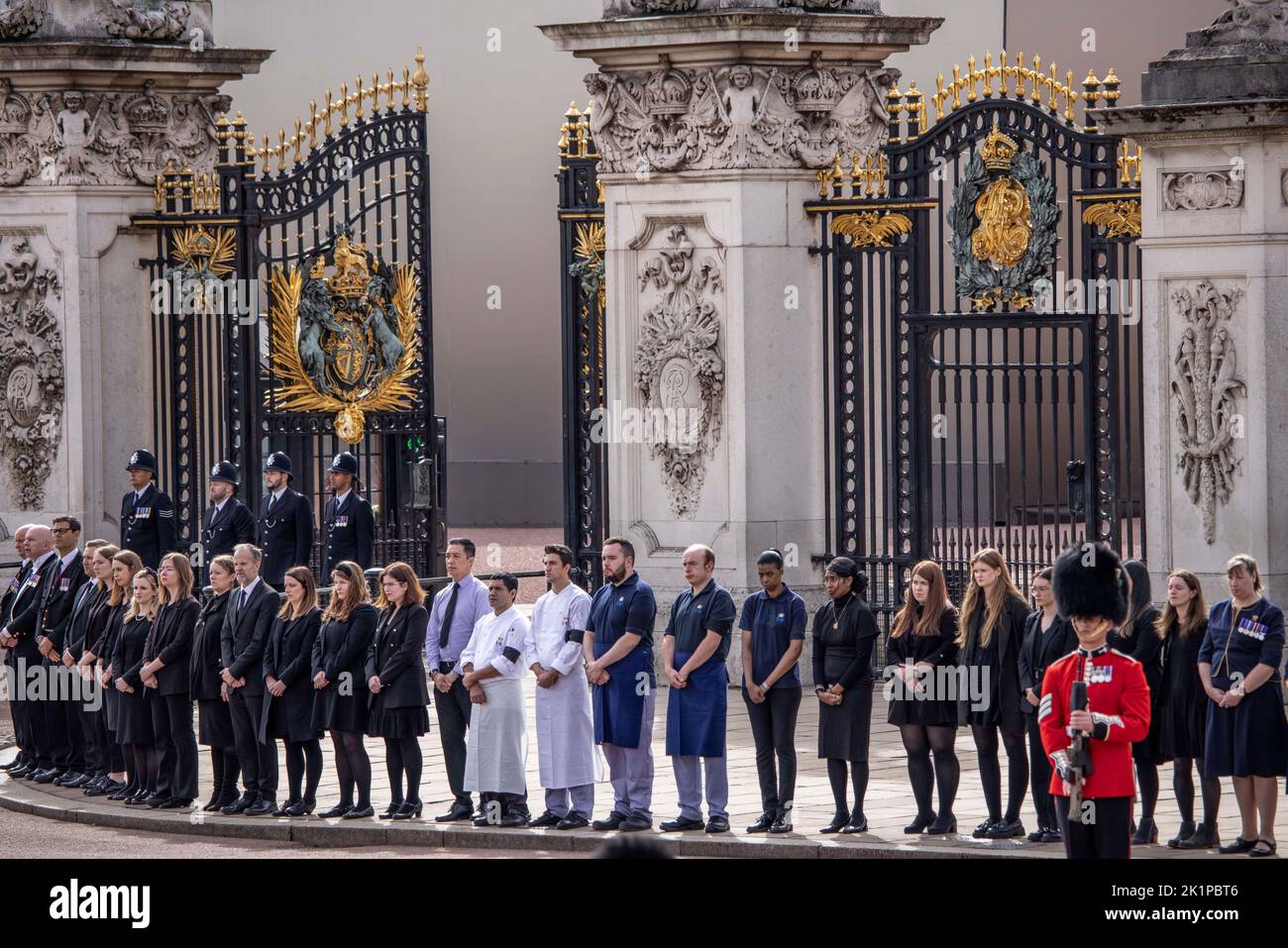 Londres, Royaume-Uni. 19th septembre 2022. Le personnel du palais de Buckingham se tient devant le devant de l'hôtel, prêt à rendre hommage à la reine Elizabeth II de HRM lors de la dernière parade devant le palais sur l'arche de Wellington. Crédit : Jeff Gilbert/Alay Live News crédit : Jeff Gilbert/Alay Live News Banque D'Images