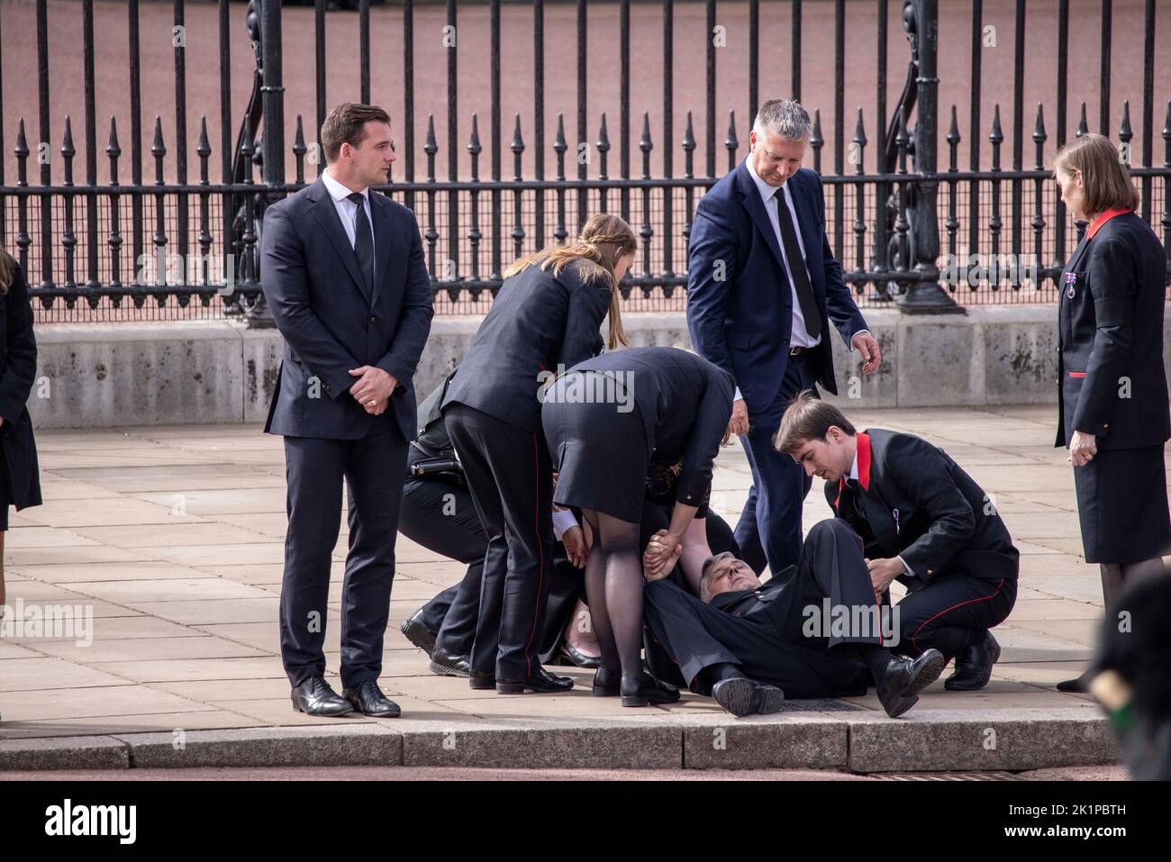 Londres, Royaume-Uni. 19th septembre 2022. Un membre du personnel du Palais de Buckingham s'effondre devant le front pour rendre hommage à la reine Elizabeth II de HRM lors de la dernière parade devant le Palais sur l'arche Wellington. Crédit : Jeff Gilbert/Alay Live News crédit : Jeff Gilbert/Alay Live News Banque D'Images