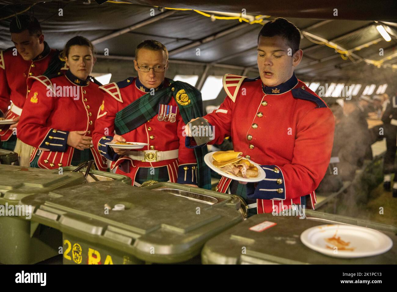 RÉPÉTITION DES FORCES ARMÉES POUR LE CORTÈGE FUNÉRAIRE DE WINDSOR. Les membres du bataillon Coldstream de 1st après une répétition à Windsor avant les dernières étapes des funérailles de la reine Elizabeth II. Crédit : Jeff Gilbert/Alamy Live News Banque D'Images