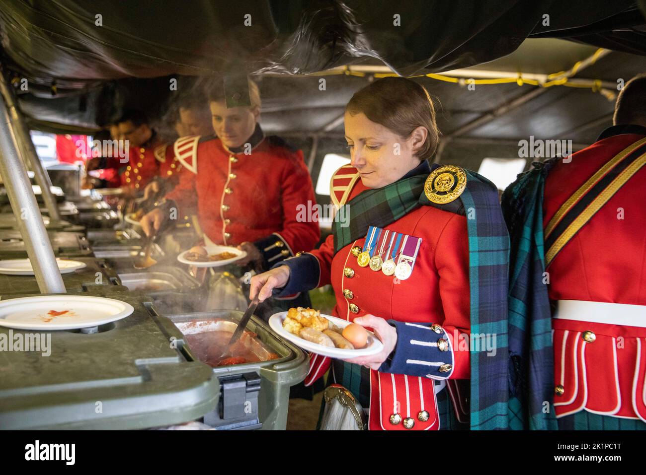 RÉPÉTITION DES FORCES ARMÉES POUR LE CORTÈGE FUNÉRAIRE DE WINDSOR. Les membres du bataillon Coldstream de 1st après une répétition à Windsor avant les dernières étapes des funérailles de la reine Elizabeth II. Crédit : Jeff Gilbert/Alamy Live News Banque D'Images