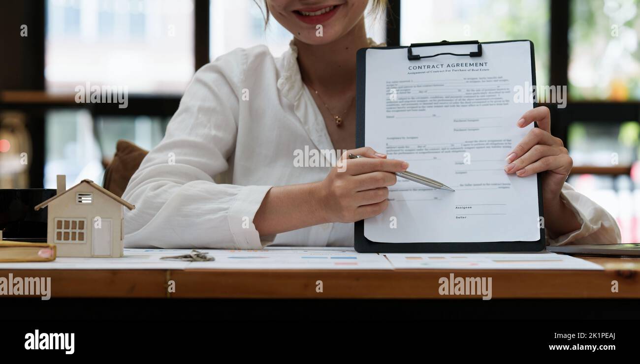 Une femme d'affaires ou un courtier vérifie l'accord de contrat avec le client pour signer le contrat. Immobilier et concept d'accord Banque D'Images